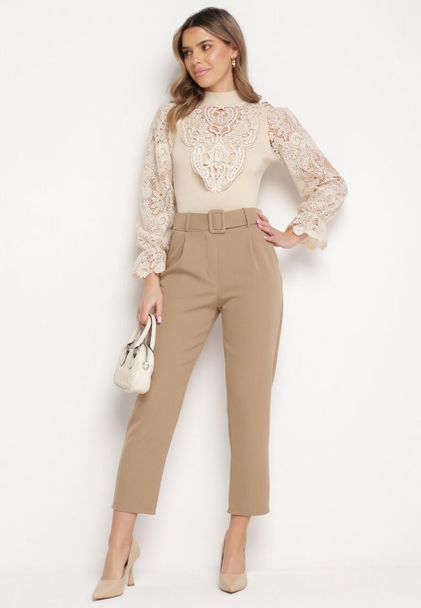 Born2be - Beżowa Bluzka z Półgolfem w Stylu Retro Bogato Zdobiona Ażurową Koronką Kallioma. Kolor: beżowy. Materiał: koronka. Wzór: ażurowy, aplikacja, koronka. Styl: retro