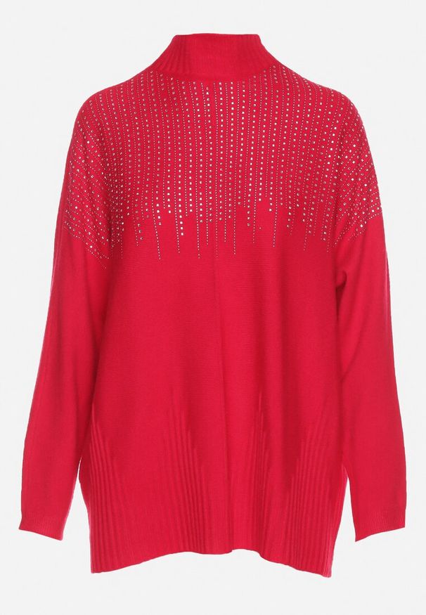 Born2be - Czerwony Golf o Luźnym Kroju Zdobiony Cyrkoniami przy Dekolcie Zintessa. Okazja: na randkę, na co dzień. Typ kołnierza: golf. Kolor: czerwony. Materiał: skóra, jeans. Wzór: aplikacja. Styl: casual