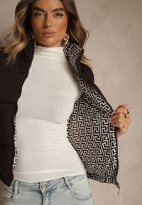 Renee - Brązowa Kamizelka Ozdobiona Pikowaniem i Wzorzystą Podszewką w Meander Olerea. Okazja: na co dzień. Kolor: brązowy. Wzór: aplikacja. Styl: casual #4