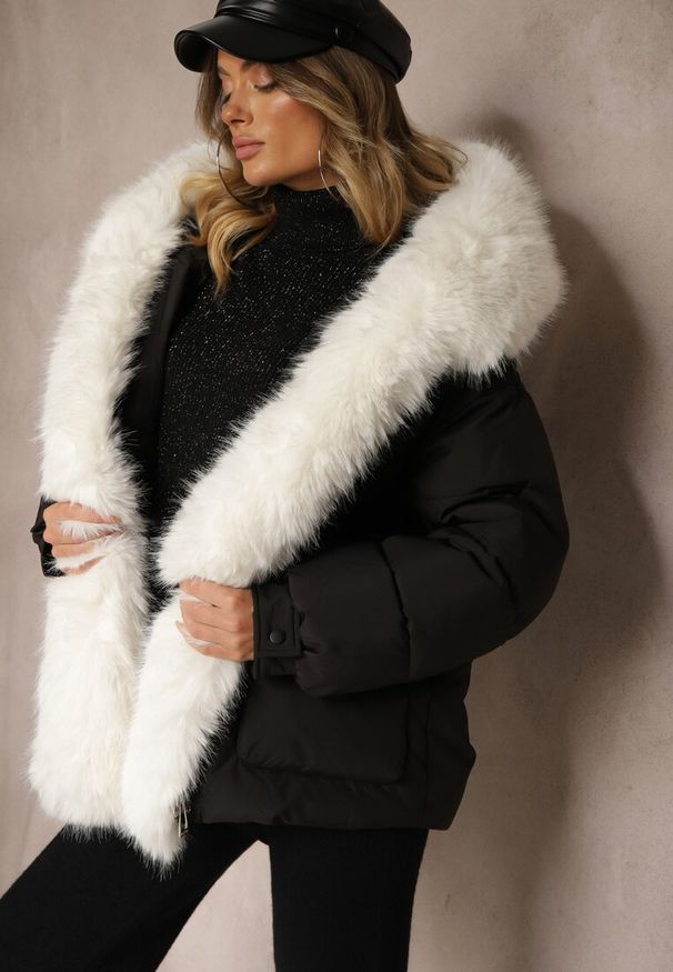 Renee - Czarna Kurtka Pikowana z Kapturem i Odpinanymi Futerkowymi Wstawkami Izafera. Okazja: na co dzień. Typ kołnierza: kaptur. Kolor: czarny. Materiał: jeans. Styl: elegancki, casual