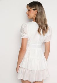 Born2be - Biała Sukienka o Rozkloszowanym Kroju z Bufiastymi Rękawami i Falbankami Elfea. Typ kołnierza: kołnierz z falbankami. Kolor: biały. Materiał: włókno. Styl: klasyczny #4