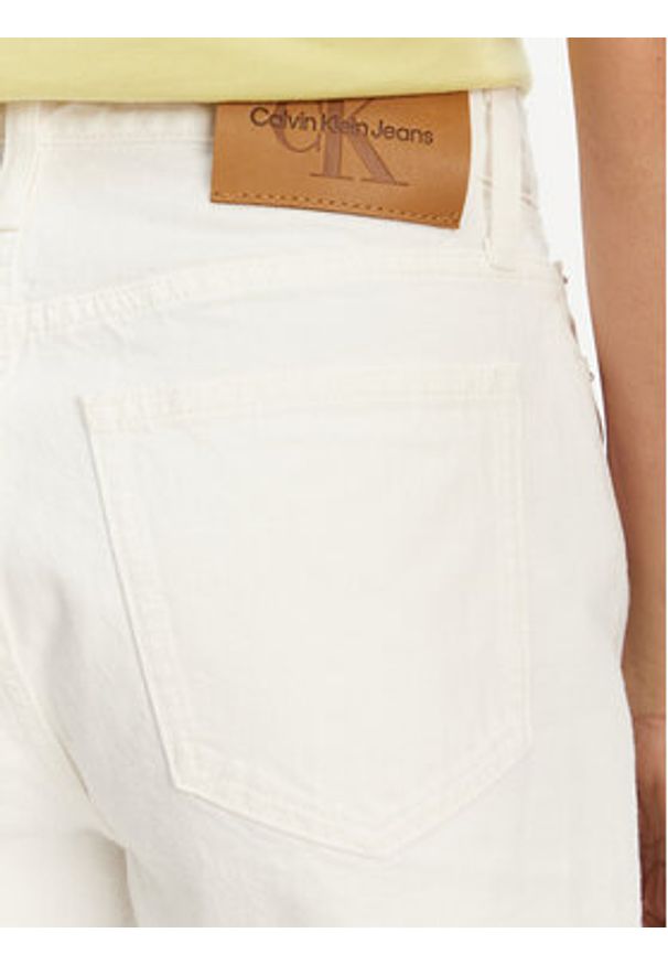 Calvin Klein Jeans Szorty jeansowe J20J225153 Biały Mom Fit. Kolor: biały. Materiał: bawełna