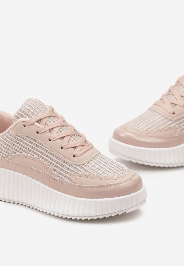 Renee - Różowe Sneakersy na Platformie Ozdobione Nitami i Patchworkowymi Wstawkami Jeneria. Kolor: różowy. Wzór: aplikacja. Obcas: na platformie