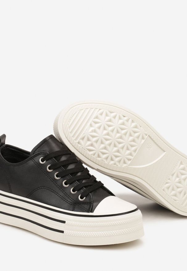 Renee - Czarne Streetwearowe Trampki Basic na Grubej Podeszwie w Paski Avirissa. Zapięcie: pasek. Kolor: czarny. Materiał: jeans. Wzór: paski. Styl: klasyczny, elegancki