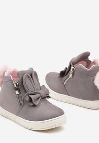 Born2be - Jasnoszare Botki Ozdobione Futrzanym Pomponem i Suwakiem Maziena. Okazja: na spacer, na uczelnię, na co dzień. Kolor: szary. Materiał: futro. Wzór: aplikacja. Styl: klasyczny, casual, elegancki