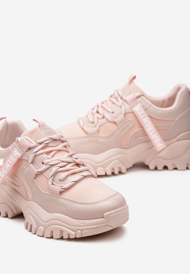 Born2be - Różowe Sneakersy z Tłoczoną Podeszwą Ozdobione Tasiemką z Napisem Hecattes. Kolor: różowy. Wzór: aplikacja, napisy. Sezon: jesień, wiosna