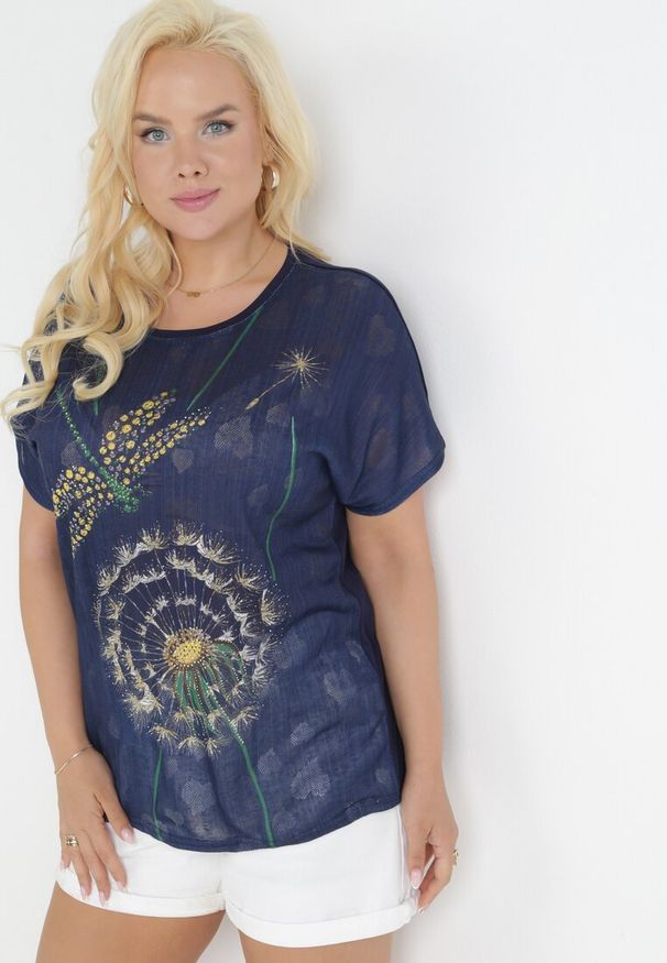 Born2be - Granatowy T-shirt z Nadrukiem z Cyrkonii Anatisa. Kolor: niebieski. Materiał: bawełna, tkanina. Długość rękawa: krótki rękaw. Długość: krótkie. Wzór: nadruk