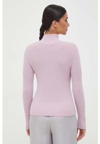 Guess sweter damski kolor różowy z półgolfem. Okazja: na co dzień. Typ kołnierza: golf. Kolor: różowy. Materiał: dzianina. Długość rękawa: długi rękaw. Długość: długie. Styl: casual #3