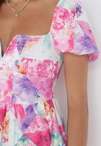 Born2be - Fuksjowa Sukienka Mini z Gumkami w Pasie w Kwiaty Maggietta. Kolor: różowy. Długość rękawa: krótki rękaw. Wzór: kwiaty. Sezon: wiosna, lato. Długość: mini #3