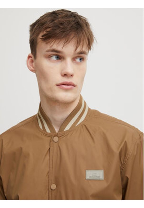 Blend Kurtka bomber 20715743 Brązowy Regular Fit. Kolor: brązowy. Materiał: syntetyk