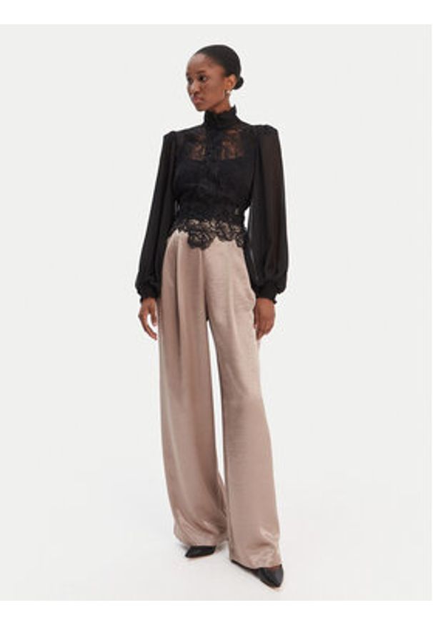 Guess Spodnie materiałowe W6RB66 W2612 Beżowy Slim Fit. Kolor: beżowy. Materiał: syntetyk