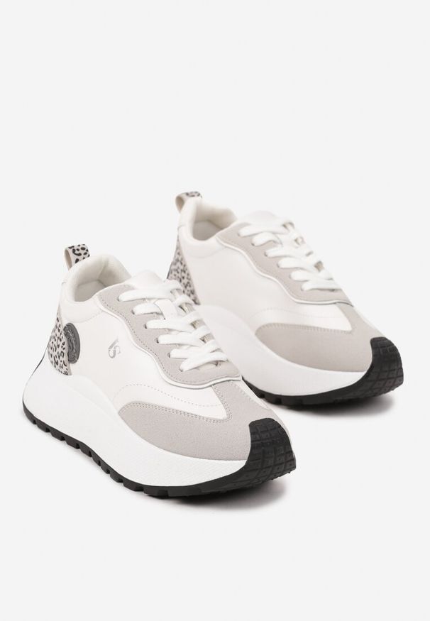 Renee - Białe Sneakersy Vices na Platformie Ozdobione Naszywką i Panterką Selothiel. Okazja: na co dzień. Kolor: biały. Materiał: jeans. Wzór: aplikacja, motyw zwierzęcy. Obcas: na platformie