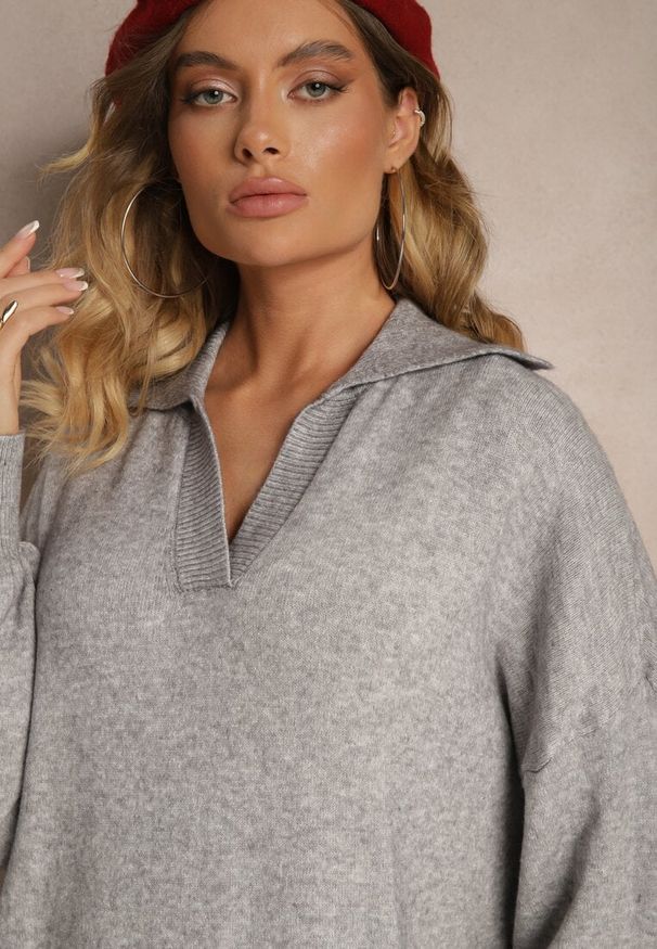 Renee - Szara Sweterkowa Sukienka z Wiskozą o Pudełkowym Kroju Ozdobiona Kołnierzykiem Clarinnae. Kolor: szary. Materiał: wiskoza. Wzór: aplikacja. Styl: elegancki