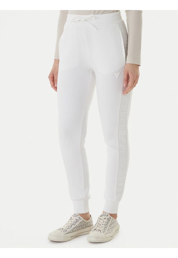 Guess Spodnie dresowe V2YB18 K7UW2 Biały Regular Fit. Kolor: biały. Materiał: wiskoza