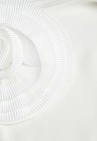 Renee - Biała Bluzka z Asymetryczną Górą Ozdobiona Dużą Aplikacją Kwiatem Viacinta. Okazja: na co dzień, na spotkanie biznesowe. Kolor: biały. Materiał: jeans. Wzór: kwiaty, aplikacja. Styl: casual, biznesowy, elegancki #8