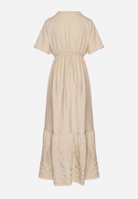 Born2be - Beżowa Kopertowa Sukienka z Wiskozy Zdobiona Frędzlami i Metalicznym Haftem Redeirae. Okazja: na spacer, na co dzień. Typ kołnierza: dekolt w serek. Kolor: beżowy. Materiał: wiskoza. Wzór: haft, aplikacja. Typ sukienki: kopertowe. Styl: casual, klasyczny #6