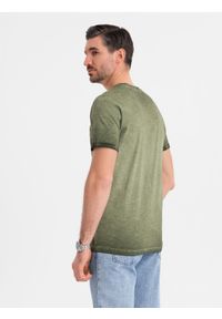 Ombre Clothing - Bawełniany męski t-shirt V-neck z dzianiny z efektem sprania - oliwkowy V9 OM-TSWT-0242 - XXL. Okazja: na co dzień. Typ kołnierza: dekolt w serek. Kolor: oliwkowy. Materiał: dzianina, bawełna. Wzór: melanż. Styl: klasyczny, vintage, casual