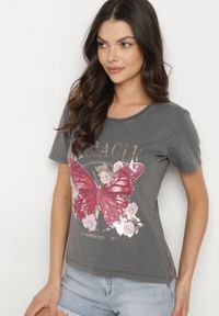 Born2be - Ciemnoszary Bawełniany T-shirt z Metalicznym Napisem i Motylem Zarevalia. Okazja: na co dzień. Kolor: szary. Materiał: bawełna. Wzór: napisy. Styl: sportowy, klasyczny, elegancki, casual #6