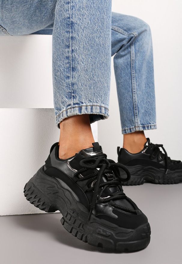 Renee - Czarne Sneakersy z Grubymi Sznurówkami na Niskiej Platformie Lasandre. Okazja: na co dzień. Zapięcie: sznurówki. Kolor: czarny. Obcas: na platformie