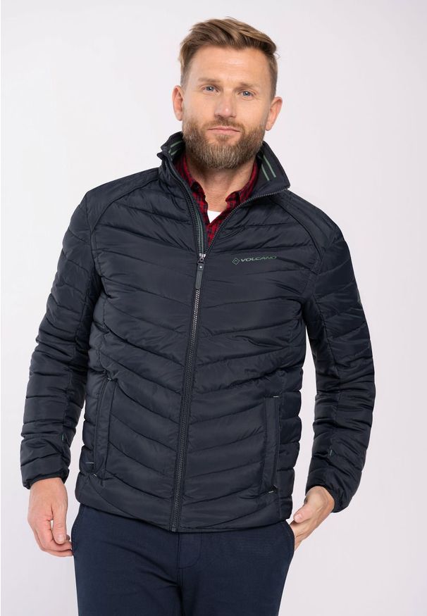 Volcano - Krótka kurtka pikowana J‑MODERO. Typ kołnierza: kołnierzyk stójkowy. Kolekcja: plus size. Kolor: niebieski. Materiał: włókno, dzianina, tkanina, poliester. Długość: krótkie. Sezon: jesień, wiosna. Styl: klasyczny