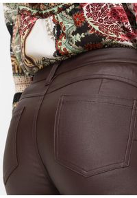 bonprix - Spodnie ze stretchem z mieszanki wiskozy. Kolor: brązowy. Materiał: wiskoza. Styl: elegancki #2