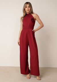 Born2be - Bordowy Kombinezon Elegancki z Broszką Różą 3D i Dekoltem Halter Thaelima. Kolor: czerwony. Wzór: aplikacja. Styl: elegancki #1