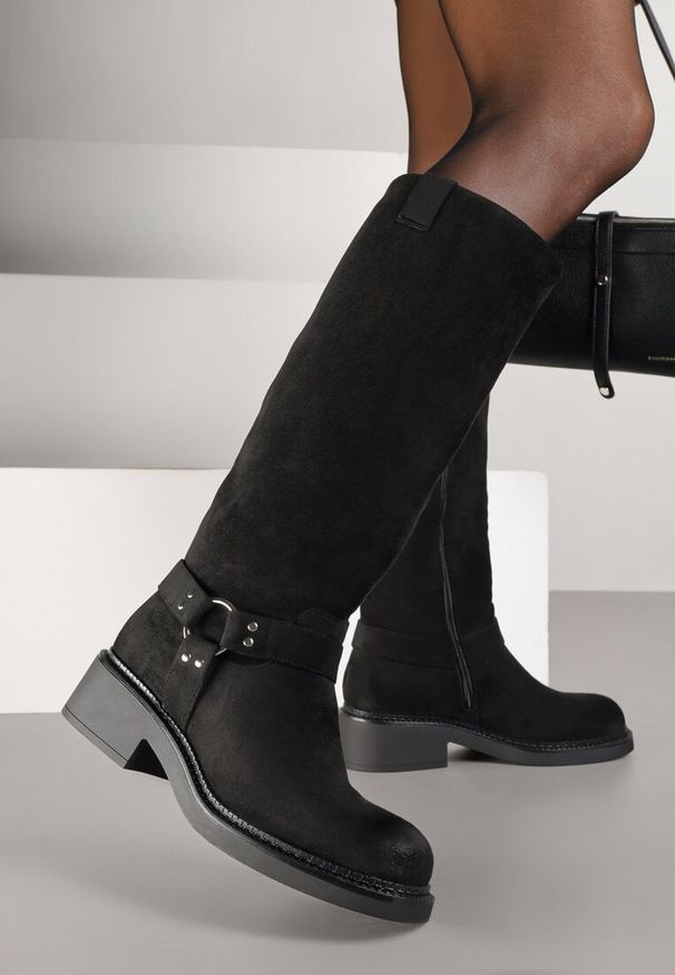 Born2be - Czarne Kozaki Typu Bikery Ozdobione Klamrami Edioma. Okazja: na co dzień, na spotkanie biznesowe. Zapięcie: klamry. Kolor: czarny. Materiał: jeans. Wzór: aplikacja. Obcas: na obcasie. Styl: biznesowy, casual. Wysokość obcasa: średni