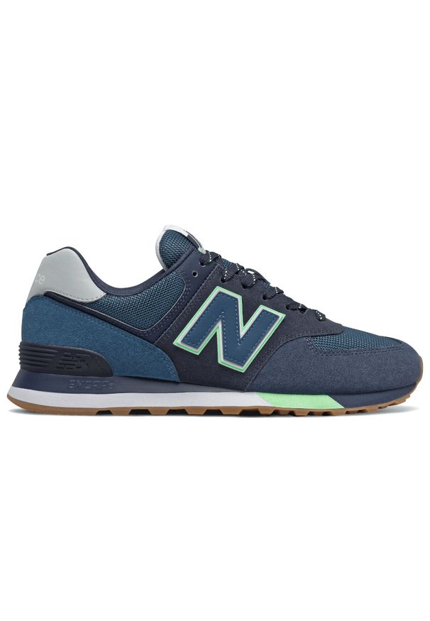 New Balance ML574PU2. Materiał: zamsz, materiał, syntetyk. Szerokość cholewki: normalna. Model: New Balance 574. Sport: turystyka piesza