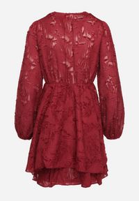 Born2be - Bordowa Sukienka z Ozdobnymi Niteczkami i Marszczeniem Forenamia. Okazja: na co dzień. Kolor: czerwony. Wzór: aplikacja. Typ sukienki: kopertowe. Styl: casual #7