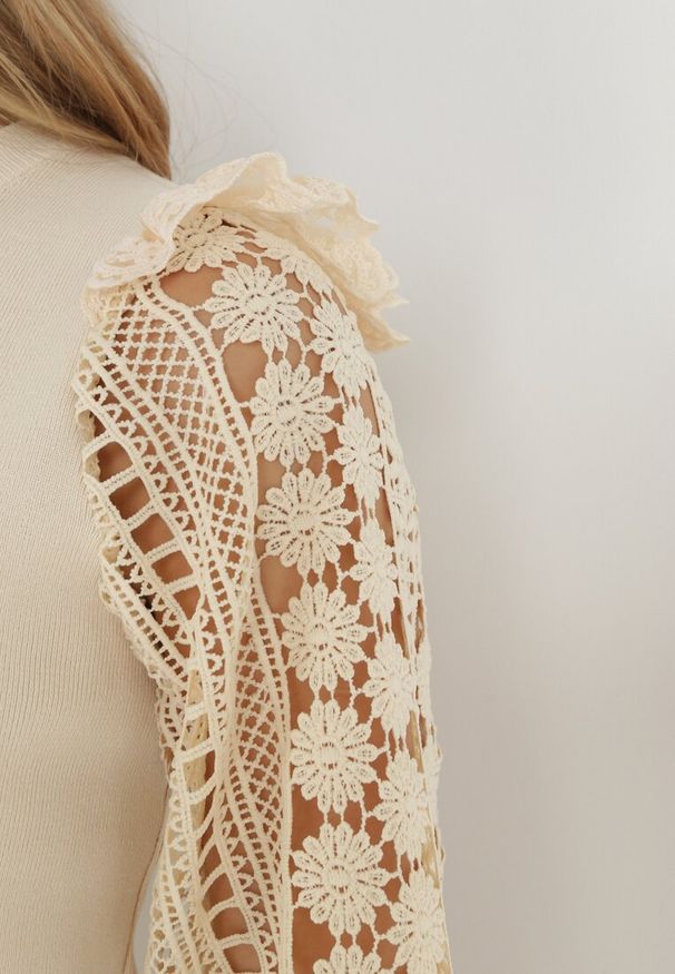 Born2be - Jasnobeżowy Sweter Elastyczny z Ażurowymi Rękawami Maonra. Kolor: beżowy. Materiał: tiul, dzianina, koronka. Wzór: ażurowy