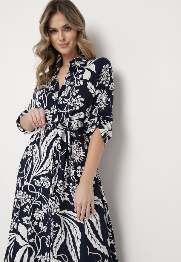 Born2be - Granatowo-Biała Koszulowa Sukienka z Roślinnym Wzorem z Wiązanym Paskiem Rosallen. Kolor: niebieski. Wzór: aplikacja. Typ sukienki: koszulowe. Długość: maxi