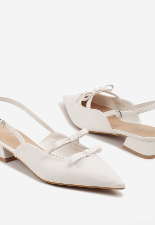 Renee - Białe Sandały Slingback na Niskim Obcasie Zdobione Kokardkami Remelle. Okazja: na co dzień. Zapięcie: pasek. Kolor: biały. Materiał: jeans. Wzór: aplikacja. Obcas: na obcasie. Styl: klasyczny, elegancki, casual. Wysokość obcasa: niski
