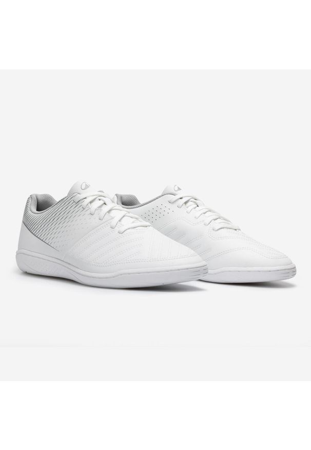 KIPSTA - Buty do piłki nożnej halowej Kipsta 100. Kolor: szary, wielokolorowy, biały. Materiał: poliester, syntetyk, kauczuk. Sport: piłka nożna