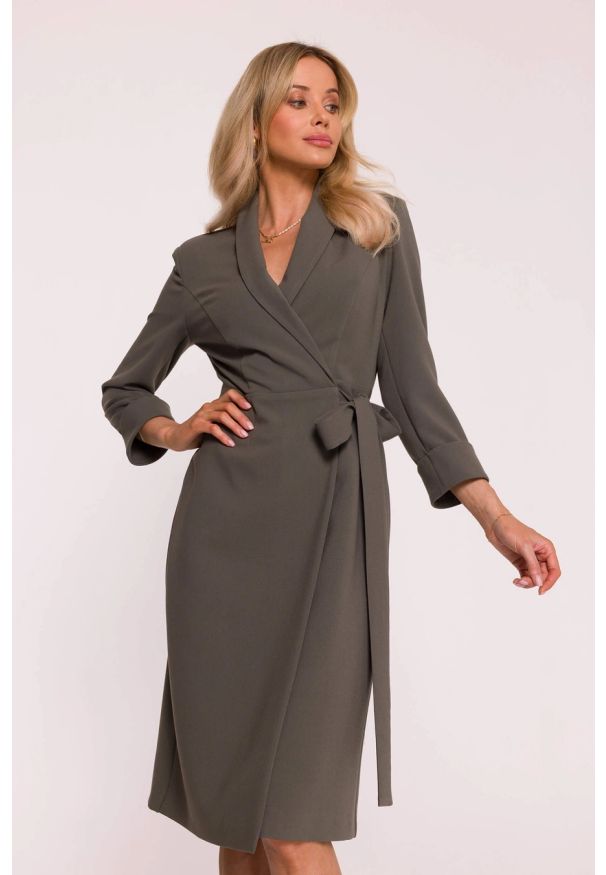 Stylove - Elegancka sukienka ołówkowa kopertowa z wiązaniem khaki. Okazja: do pracy, na spotkanie biznesowe. Typ kołnierza: dekolt kopertowy, typu klepsydra, dekolt w kształcie V. Kolor: czerwony, beżowy, brązowy. Materiał: tkanina, poliester, elastan, wiskoza. Wzór: gładki. Typ sukienki: ołówkowe, kopertowe. Styl: elegancki. Długość: midi