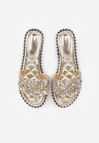 Renee - Złote Klapki Zdobione Biżuteryjnymi Aplikacjami Colsyn. Kolor: złoty. Materiał: len, koronka. Wzór: aplikacja. Sezon: lato #9