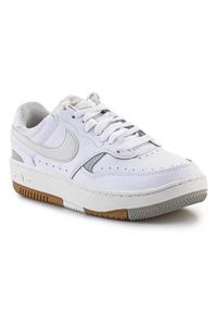 Buty do chodzenia damskie Nike Gamma Force. Kolor: biały, wielokolorowy. Materiał: skóra, materiał. Szerokość cholewki: normalna. Sport: turystyka piesza