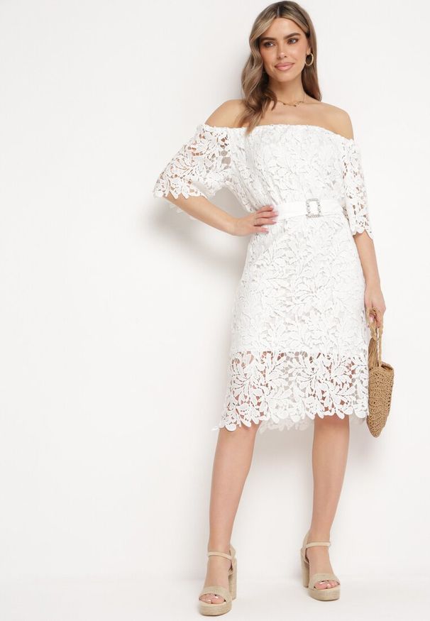 Born2be - Biała Sukienka Koronkowa z Gumką przy Dekolcie z Paskiem Inessias. Kolor: biały. Materiał: koronka. Długość rękawa: krótki rękaw