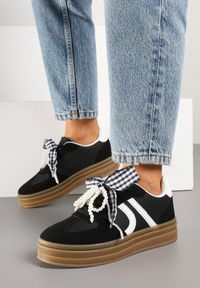 Renee - Czarne Sneakersy Typu Klasyczne Tenisówki Zdobione Wstążką i Perłami Amivaria. Okazja: na co dzień. Kolor: czarny. Materiał: jeans, skóra. Wzór: aplikacja