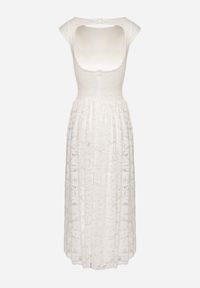 Born2be - Biała Koronkowa Sukienka o Rozkloszowanym Kroju z Odkrytymi Plecami Nelamia. Okazja: na co dzień, na imprezę. Kolor: biały. Materiał: koronka. Długość rękawa: bez rękawów. Styl: casual, elegancki, wizytowy #2