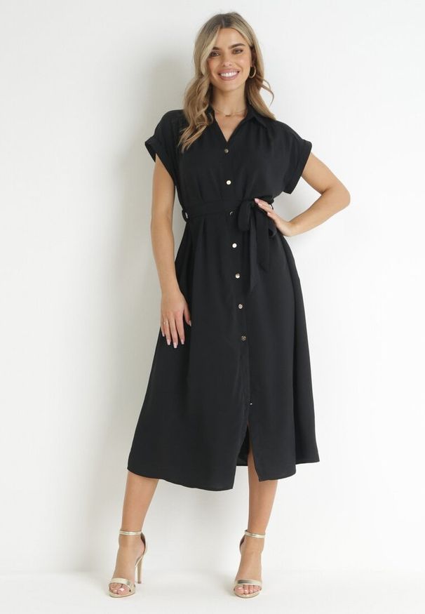 Born2be - Czarna Sukienka Koszulowa Wiązana w Pasie z Krótkimi Rękawami Clairana. Kolor: czarny. Długość rękawa: krótki rękaw. Typ sukienki: koszulowe