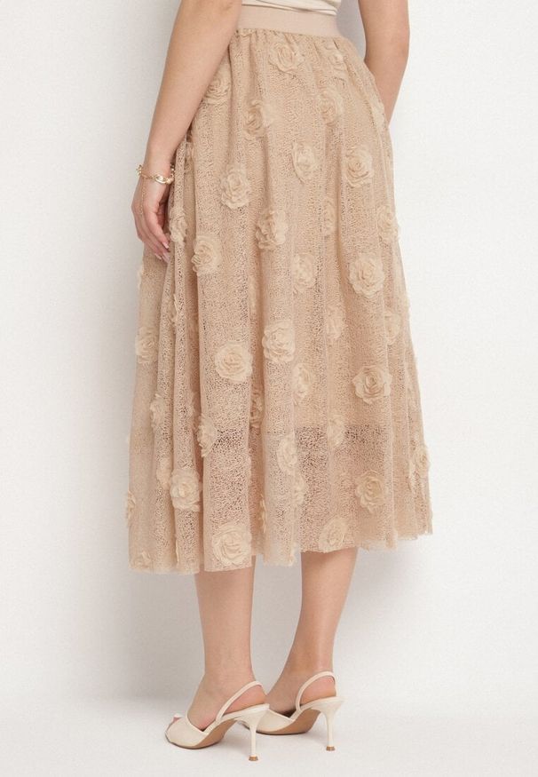 Born2be - Beżowa Rozkloszowana Spódnica ze Strukturalnej Tkaniny z Gumką w Talii Folenne. Okazja: na co dzień. Kolor: beżowy. Materiał: tkanina. Styl: elegancki, casual