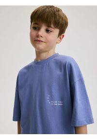 Reserved - T-shirt oversize z nadrukiem - niebieski. Kolor: niebieski. Materiał: dzianina, włókno, bawełna. Wzór: nadruk