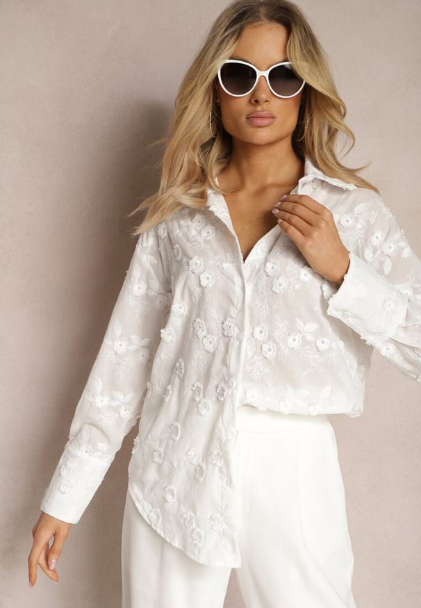 Renee - Biała Koszula Klasyczna z Haftowanymi Ozdobami Nexadia. Okazja: na co dzień. Kolor: biały. Wzór: aplikacja, haft. Styl: klasyczny