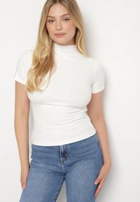 Born2be - Biały Dopasowany T-shirt z Wiskozy z Golfem Isovera. Okazja: do pracy, na spotkanie biznesowe. Typ kołnierza: golf. Kolor: biały. Materiał: wiskoza. Długość rękawa: krótki rękaw. Długość: krótkie. Wzór: aplikacja. Styl: elegancki, biznesowy