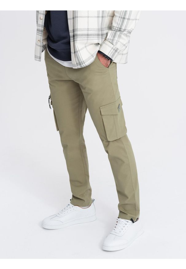 Ombre Clothing - Męskie spodnie cargo STRAIGHT LEG z trójkątnym pinem na kieszeni – oliwkowe V2. Okazja: na co dzień. Kolor: oliwkowy. Materiał: bawełna, elastan, materiał. Wzór: gładki. Styl: casual, elegancki