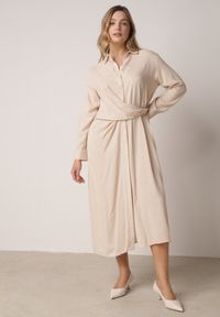 Born2be - Beżowa Wiskozowa Sukienka Koszulowa z Marszczeniem i Guzikiem w Talii Lennatha. Okazja: na co dzień. Kolor: beżowy. Materiał: wiskoza. Typ sukienki: koszulowe. Styl: casual, elegancki, klasyczny #8