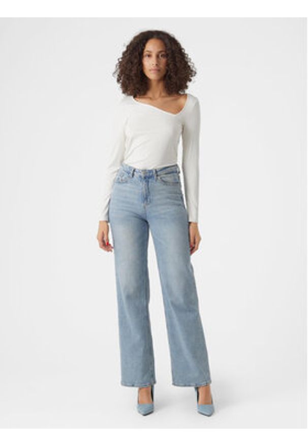 Vero Moda Bluzka Carina 10301178 Biały Regular Fit. Kolor: biały. Materiał: wiskoza