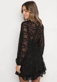 Born2be - Czarna Siateczkowa Sukienka o Rozkloszowanym Kroju Zdobiona Tłoczeniem Zenesava. Okazja: na co dzień. Typ kołnierza: dekolt w serek. Kolor: czarny. Materiał: poliester. Wzór: aplikacja. Sezon: lato. Typ sukienki: rozkloszowane. Styl: klasyczny, casual, elegancki #5