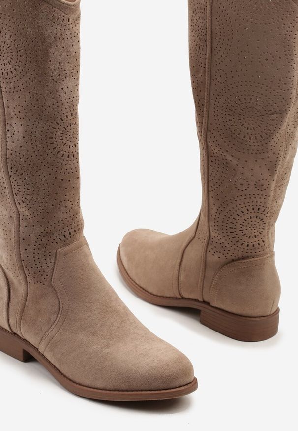 Renee - Ciemnobeżowe Ażurowe Kozaki z Ekozamszu Evirivan. Okazja: na co dzień. Kolor: beżowy. Materiał: dzianina, skóra, jeans. Wzór: ażurowy. Obcas: na obcasie. Styl: elegancki, casual. Wysokość obcasa: niski