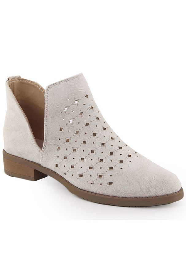 Botki damskie zamszowe ażurowe wsuwane beżowe M.Daszyński SA62-102. Wysokość cholewki: za kostkę. Zapięcie: bez zapięcia. Kolor: beżowy. Materiał: zamsz. Szerokość cholewki: normalna. Wzór: ażurowy